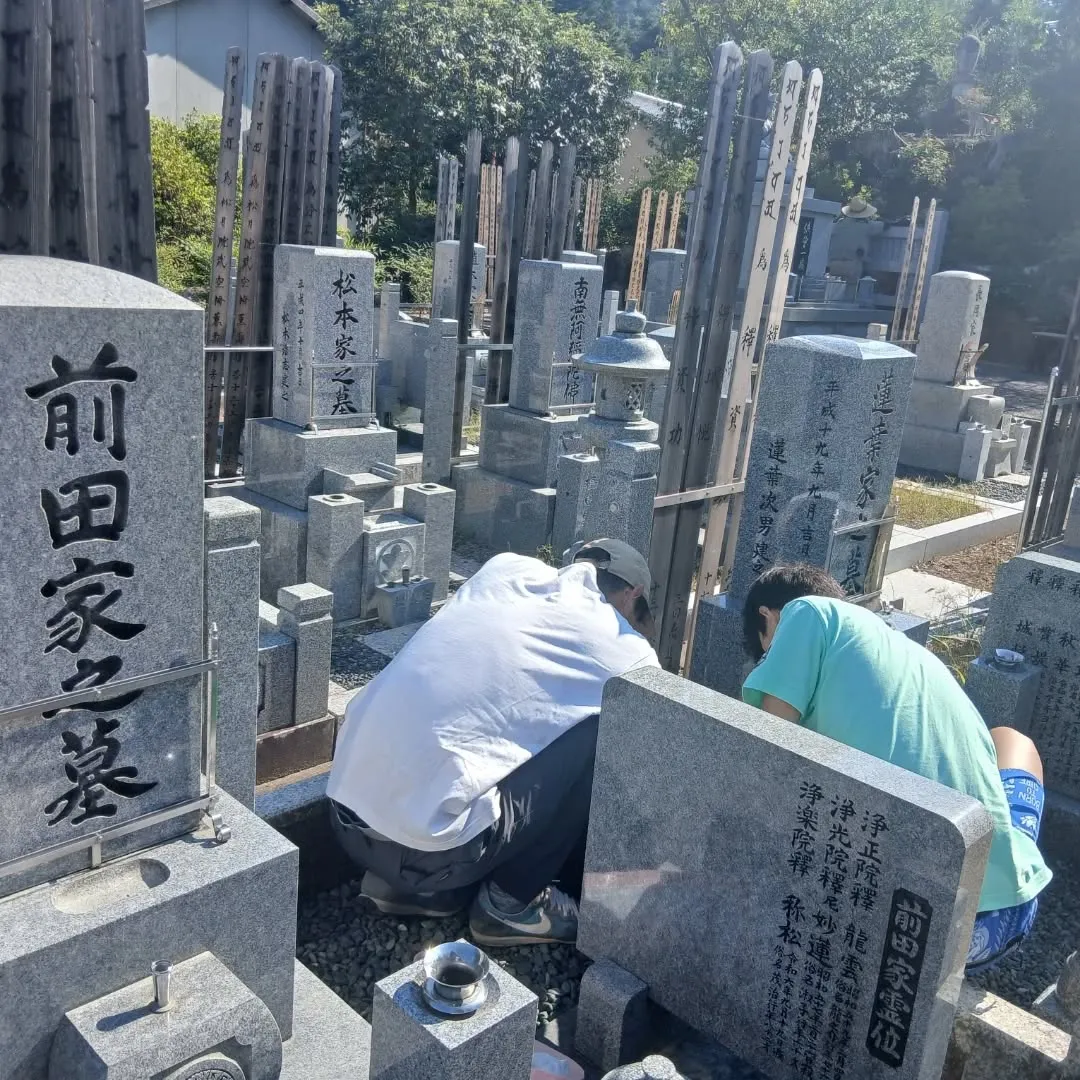 今日は朝イチからお墓掃除へ行ってきました🧹✨！細かいけど抜き...
