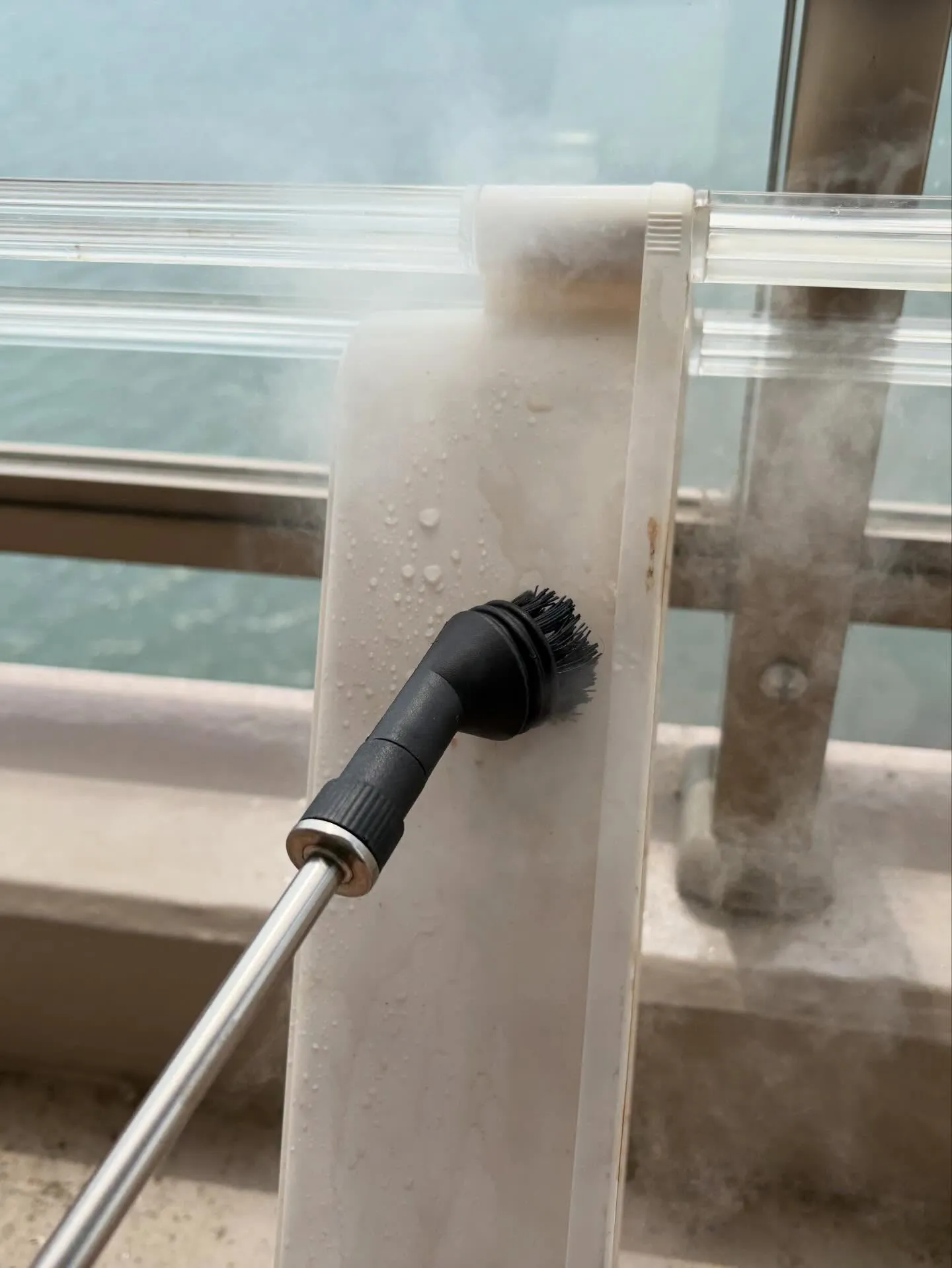 お疲れ様です！☀️今日は、キッチン棚のしつこい汚れを取り除い...