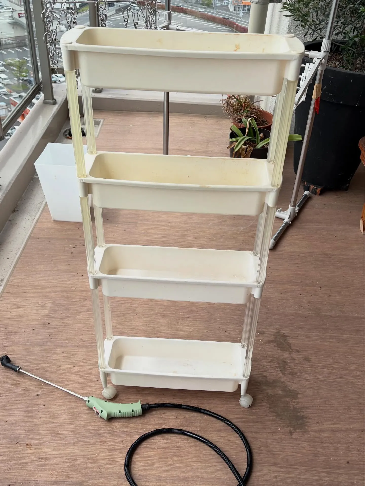 お疲れ様です！☀️今日は、キッチン棚のしつこい汚れを取り除い...